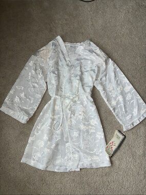 New Willow Creek Vintage White Floral Satin Kimono Robe size M elegant w/pads